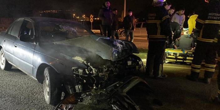 Refüjdeki aydınlatma direğine çarptı