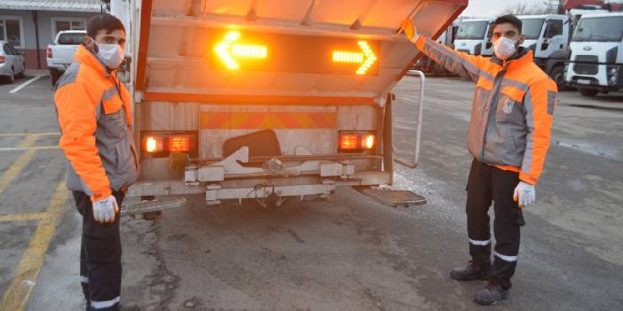 Kırmızı ışıkta çöp kamyonundan inip oynadı