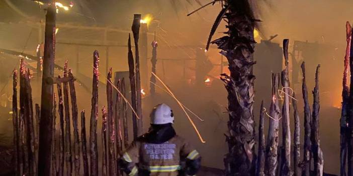 Çeşme'de yıldırım düşen işletme alev alev yandı