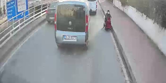 Tekerlekli sandalyeyle caddede kalan kadının yardımına yetişti