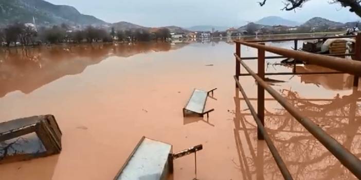 Burdur'da dere suyu taştı: Bazı evler su altında kaldı