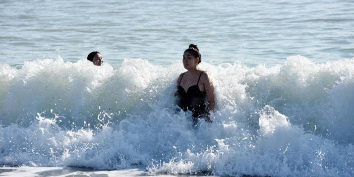 Antalya'da yılın ilk günü deniz keyfi