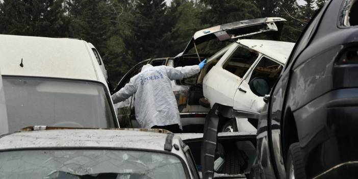 Yanan hurda otomobilin bagajında erkek cesedi bulundu