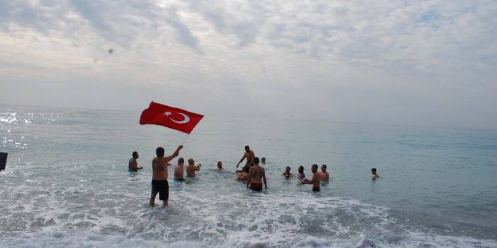 Kuraklığa dikkat çekmek için denize girdiler