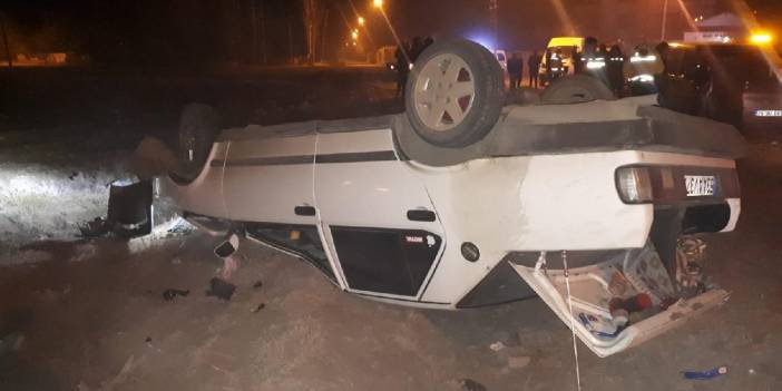 Çaldıkları otomobille kaza yaptılar