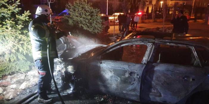 Otomobili çaldı, yaktı, kaçtı