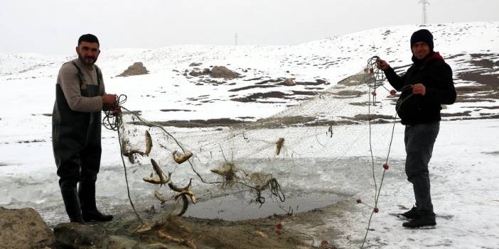 Donan derede Eskimo usulü balık avı