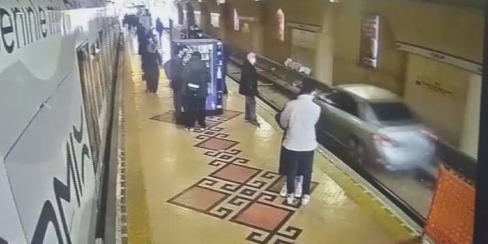 Tramvay bekleyen yolcular raylarda otomobille karşılaştı