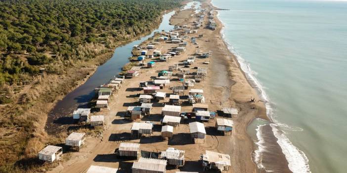 Caretta caretta kumsalı kaçak barakayla doldu