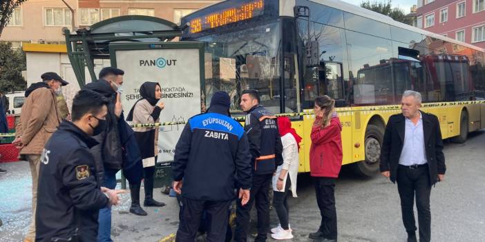 İstanbul'da İETT otobüsü durağa çarptı
