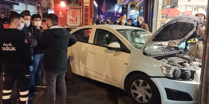 Otomobil kasaba girdi: 4 yaralı