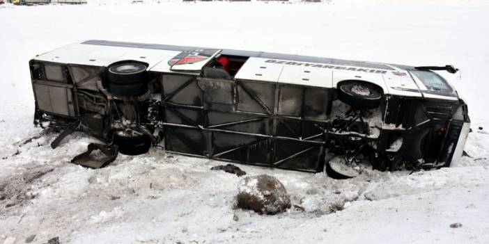Bitlis’te yolcu otobüsü devrildi: 15 yaralı