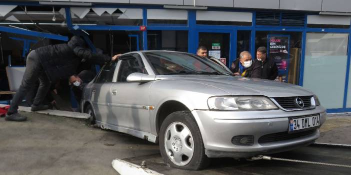 Ataşehir'de geriye kayan otomobil markete girdi