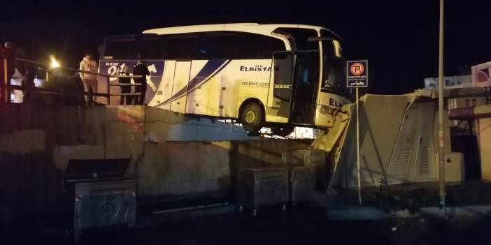 Yolcu otobüsü köprüde asılı kaldı