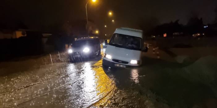 Adana'da sağanak yağış: Minibüs su dolu çukura düştü