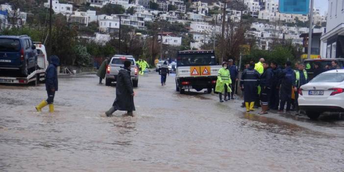 Bodrum'da kuvvetli yağış: Ev ve iş yerlerini su bastı
