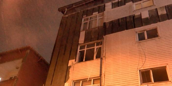 Şiddetli rüzgar binanın dış cephesini yerinden söktü