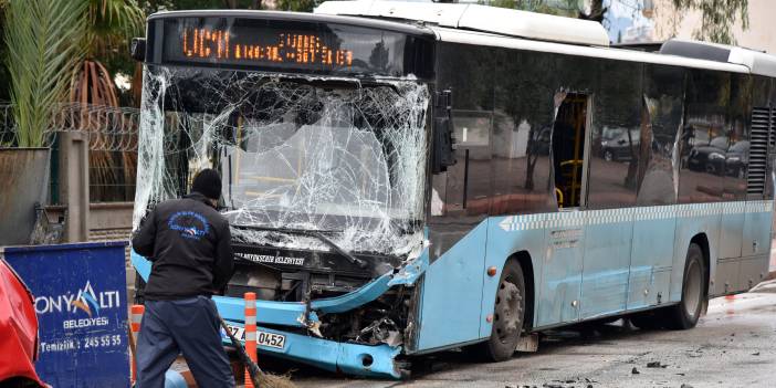 Halk otobüsü 9 araca çarptı: 5 yaralı