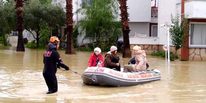Manavgat'ta evlerini su basanlar botla kurtarıldı