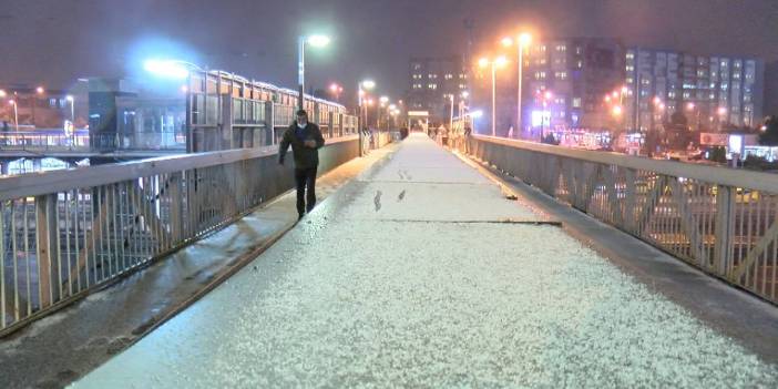 İstanbul'da beklenen kar yağışı gece saatlerinde başladı