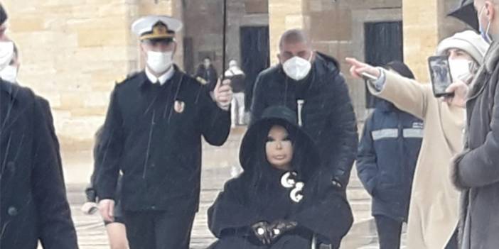 Bülent Ersoy'un Anıtkabir fotoğrafına tepki