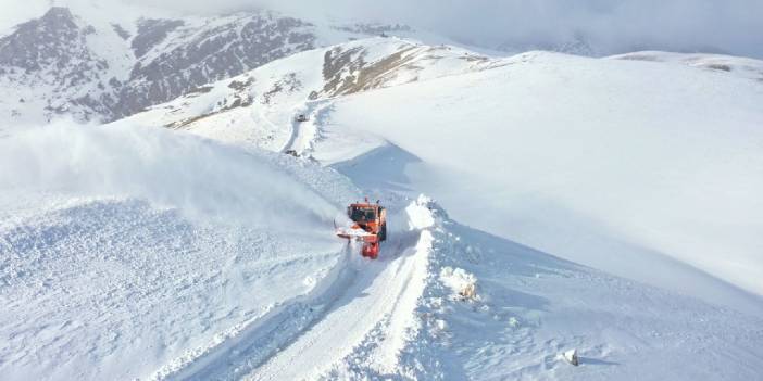 Van- Bahçesaray kara yolunun 7 noktasına çığ düştü