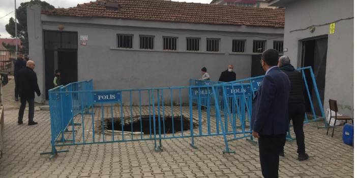 İlkokul bahçesinde çukur oluştu