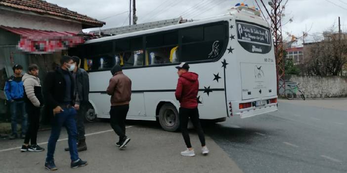 Minibüs bakkala daldı