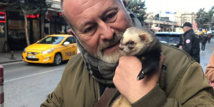 Taksim'de tasma taktığı gelincikle gezdi