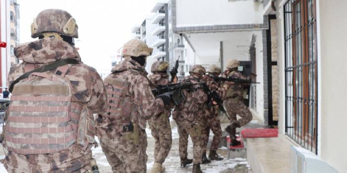 Apartman dairesine 'kaçak göçmen' baskını: 10 gözaltı