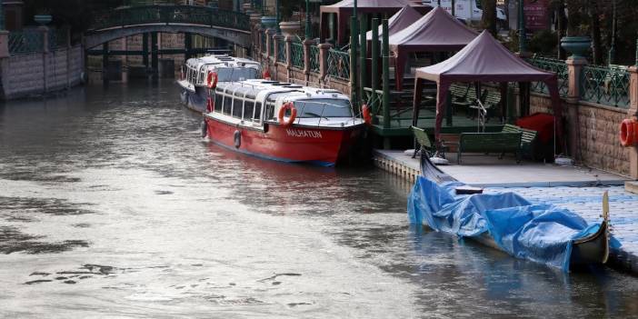 Eskişehir'de Porsuk Çayı, buz tuttu