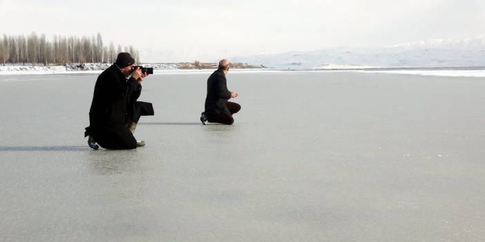 Van Gölü'nün Erciş sahilleri buzla kaplandı