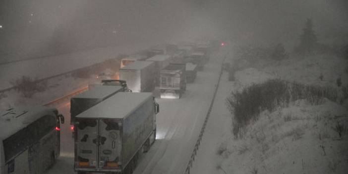 Kar nedeniyle Tarsus-Adana-Gaziantep otoyolu kapandı! 7 bin kişi mahsur kaldı 2 bin kişi kurtarıldı