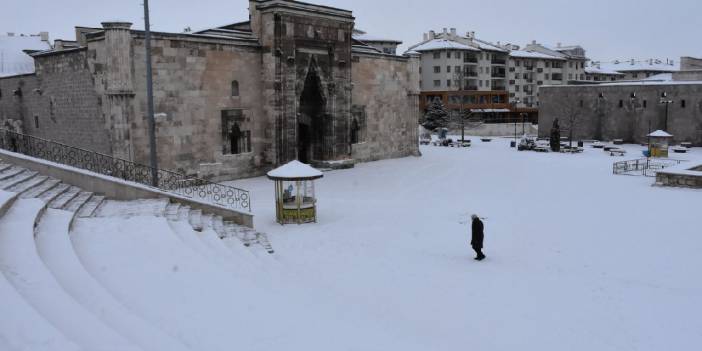 Sivas'ta kar yağışı: 780 yerleşim yerine ulaşım yok