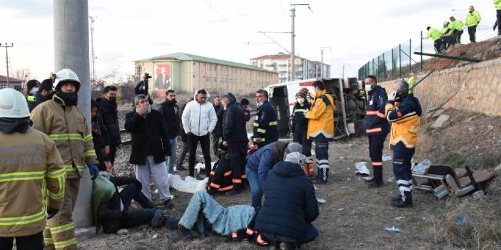 İşçileri taşıyan midibüs devrildi: 15 yaralı