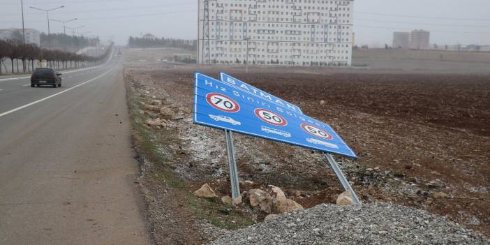 Batman'da şiddetli rüzgar: Çatı uçtu, otobüs durağı ve tabelalar devrildi