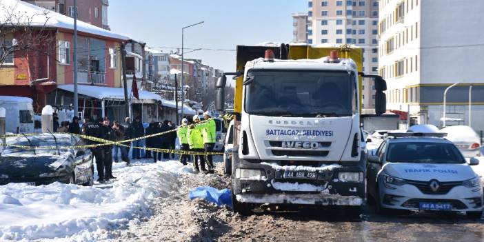 Karda düşüp yoldan geçen çöp kamyonunun altında kaldı: Hayatını kaybetti