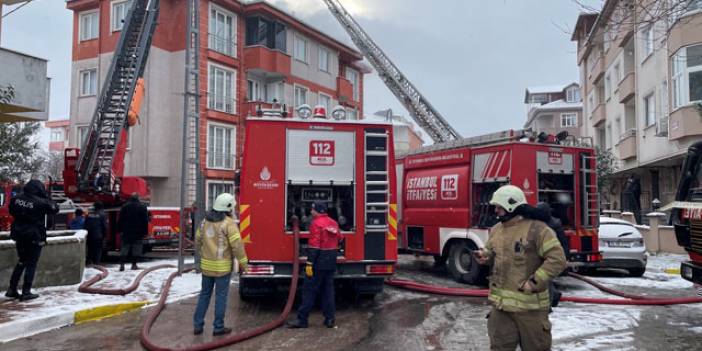 Pendik'te 5 katlı binanın çatısında yangın