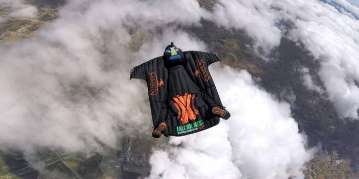 'Yarasa adam' evine ve ofisine uçarak gidiyor