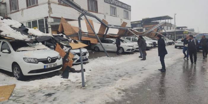Demir çatı çöktü, 23 araç hasar gördü