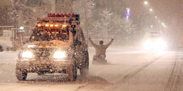 Erzurum sokaklarında 4x4 araçlarla lastikli rafting