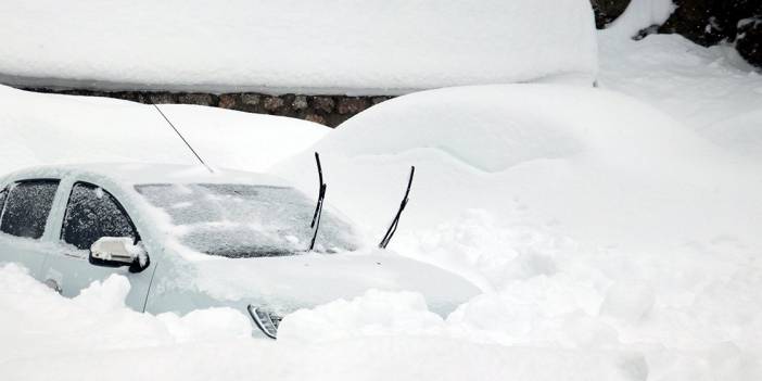 Arabalar 2 metrelik karın altında kaldı