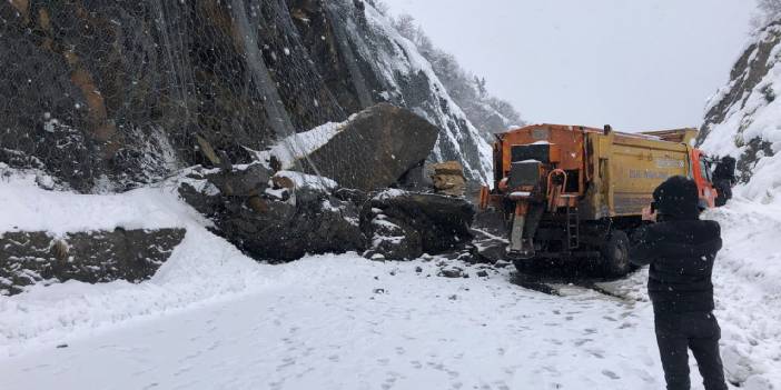 Zonguldak’ta heyelan: İstanbul yolu kapandı