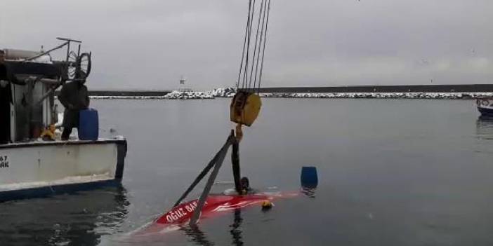 Zonguldak'ta balıkçı tekneleri, biriken karla battı