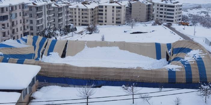 Halı sahanın çatısı, biriken karla çöktü