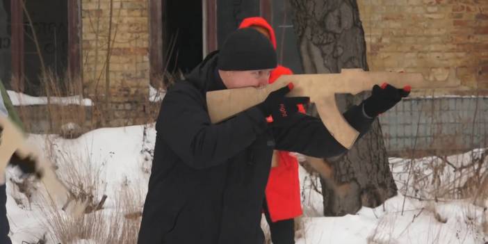 Ukrayna'da ahşap silahlarla askeri eğitim: Gönüllüler devrede