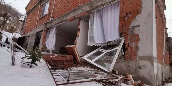 Bir mahalle kayıyor: 2 ev boşaltıldı, 10 ev tehlike altında