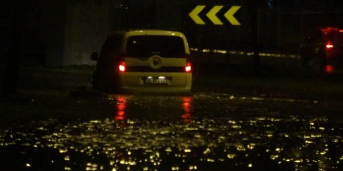 İzmir'de sağanak yağış: Bazı iş yerlerini su bastı