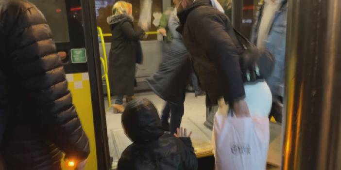 Metrobüsteki bıçaklı dehşet kamerada