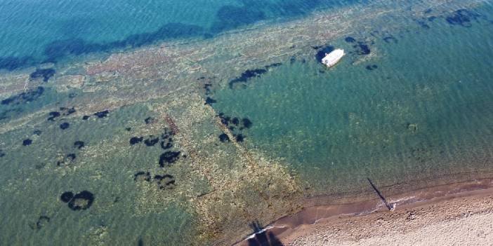 Dikili’de yüzerken Atarneus Antik Kenti'nin limanını buldu